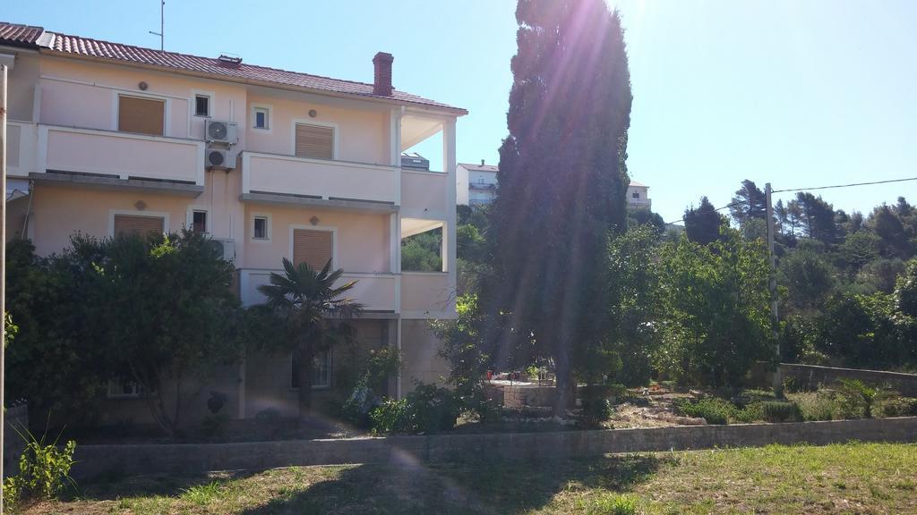 Apartments & Rooms Brna Banjol Bagian luar foto
