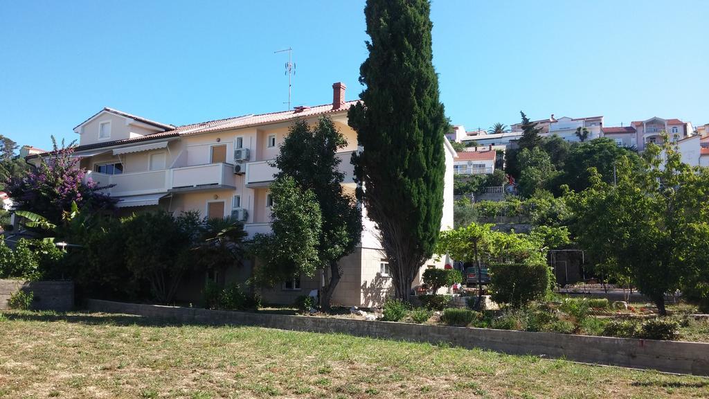 Apartments & Rooms Brna Banjol Bagian luar foto