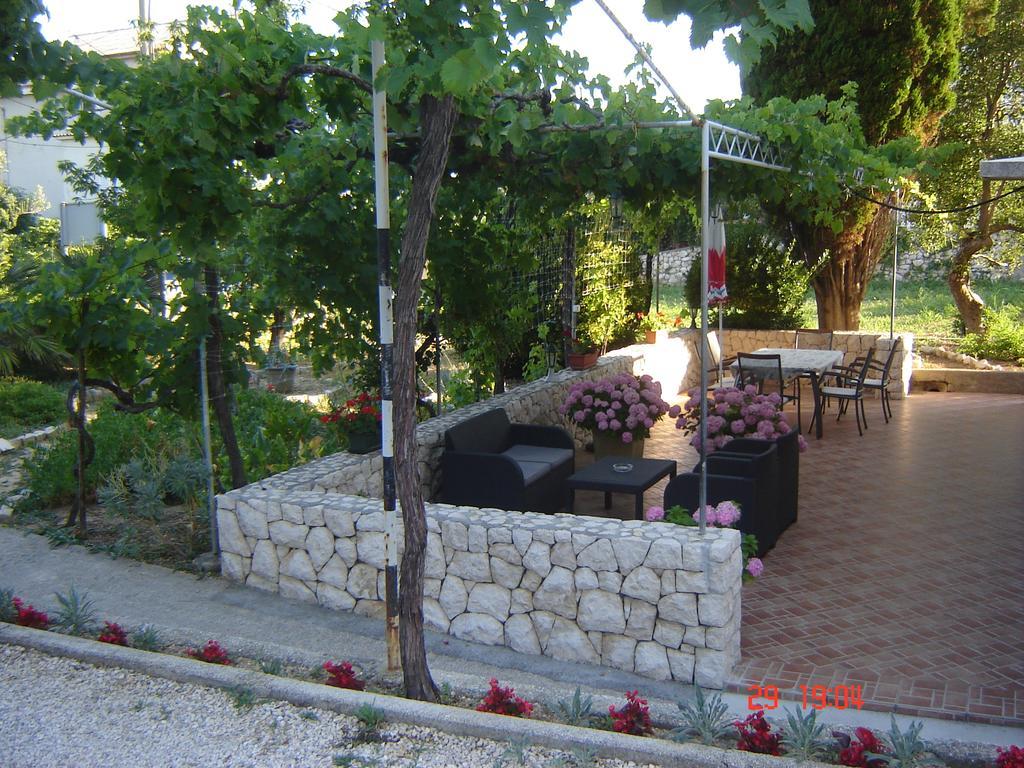 Apartments & Rooms Brna Banjol Bagian luar foto