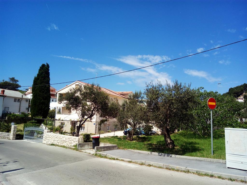 Apartments & Rooms Brna Banjol Bagian luar foto