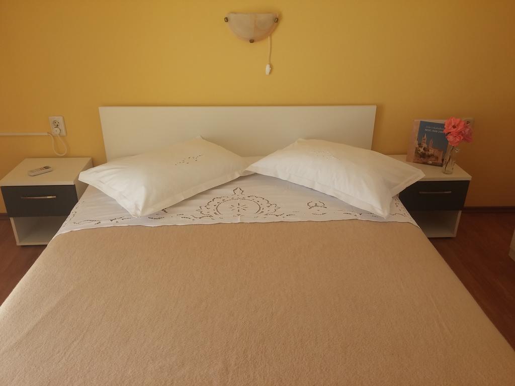 Apartments & Rooms Brna Banjol Bagian luar foto