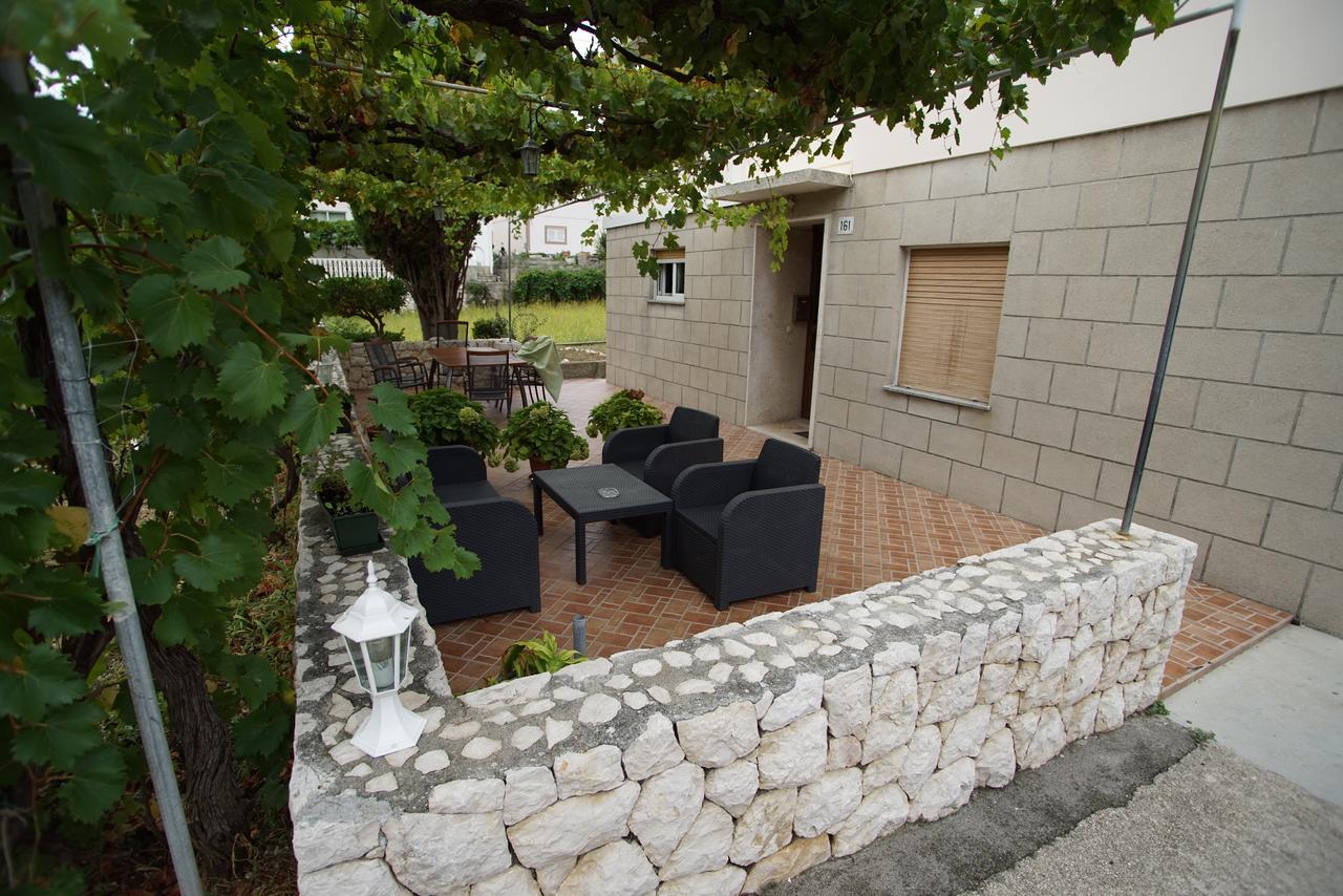 Apartments & Rooms Brna Banjol Bagian luar foto