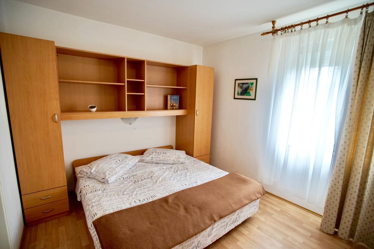 Apartments & Rooms Brna Banjol Bagian luar foto