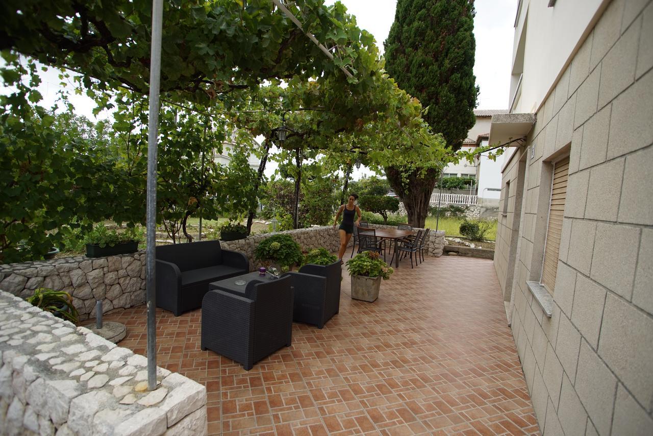 Apartments & Rooms Brna Banjol Bagian luar foto