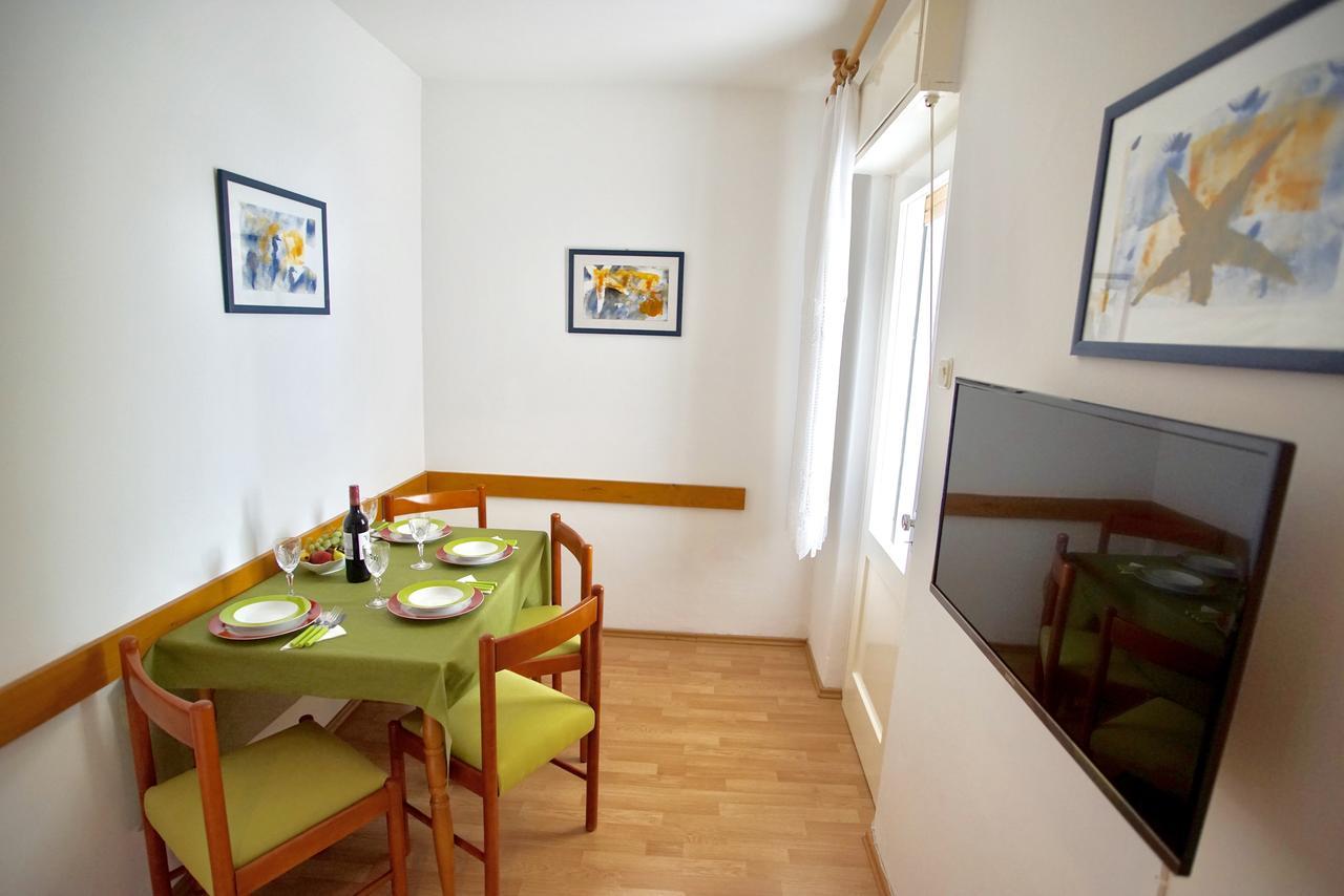 Apartments & Rooms Brna Banjol Bagian luar foto
