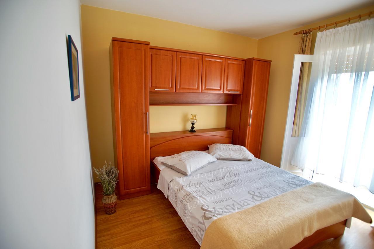 Apartments & Rooms Brna Banjol Bagian luar foto
