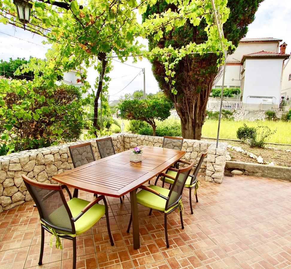 Apartments & Rooms Brna Banjol Bagian luar foto