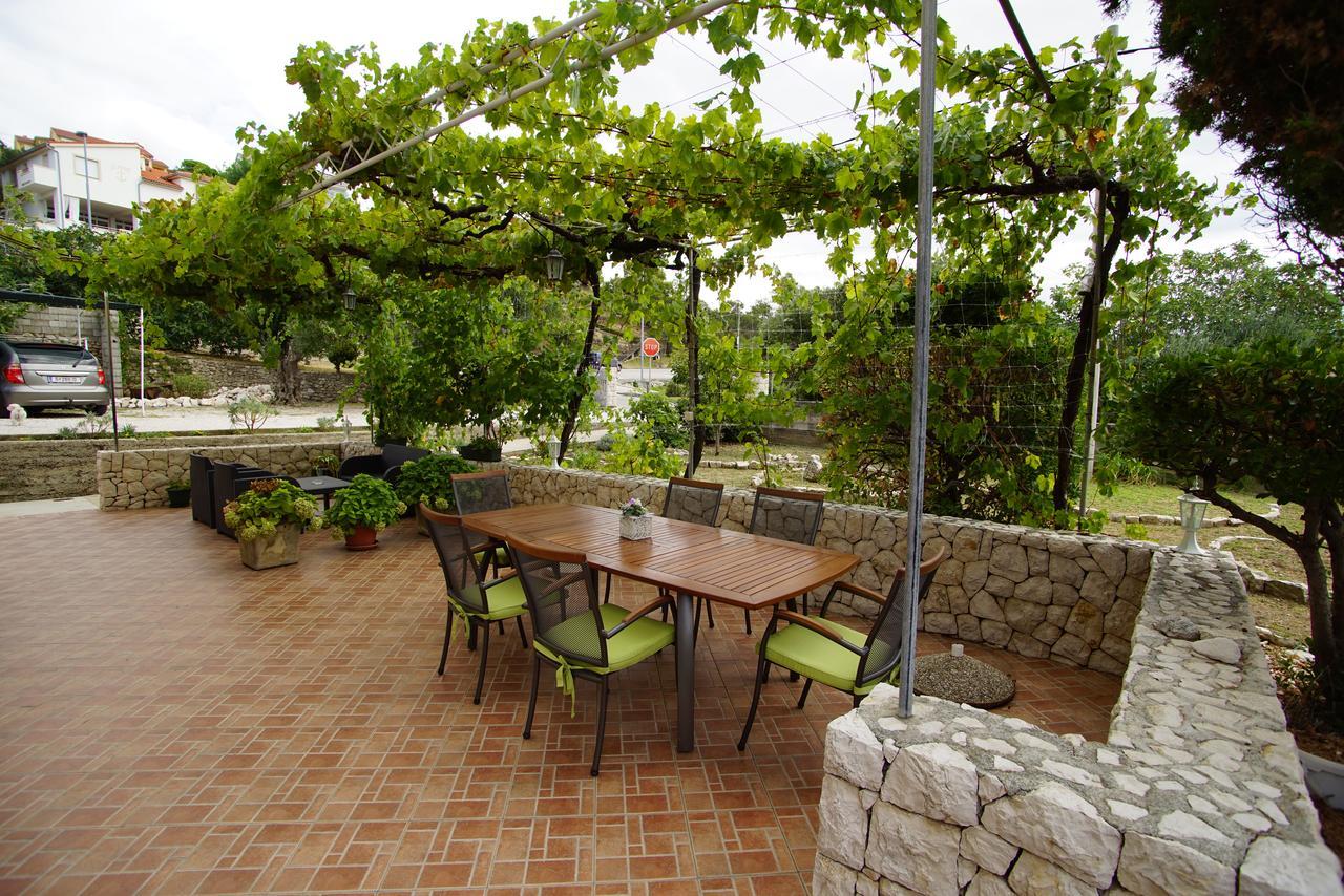 Apartments & Rooms Brna Banjol Bagian luar foto